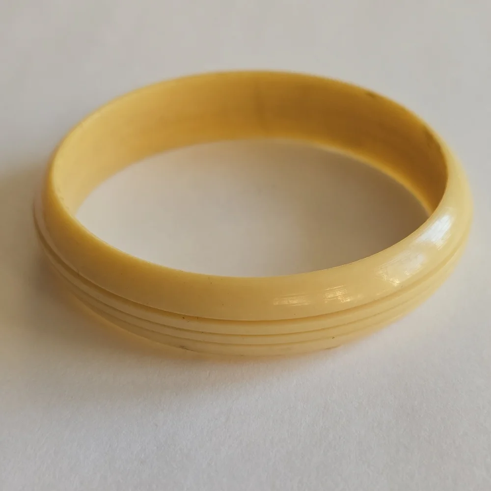 Vintage bracelet bangle plastic off white ivory color